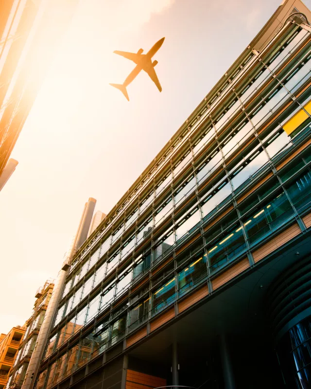 Flugzeug über der Stadt