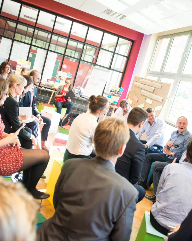 MEET+CHANGE ist ein einzigartiges Angebot an Unternehmen und Institutionen, denen Nachhaltigkeit und gesellschaftliches Engagement wichtig sind. MEET+CHANGE vermittelt alternative Tagungsmöglichkeiten, mitten in unserer Gesellschaft, mitten in Berlin.