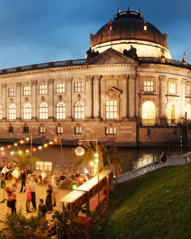 Blick auf die Strandbar Mitte im Hintergrund das Bodemuseum