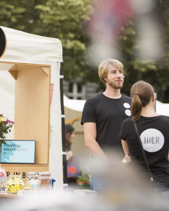 Das HIER-Mobil auf dem Flohmarkt am Rathaus Schöneberg