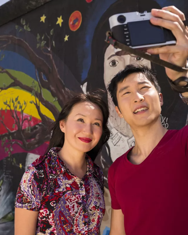 Chinesische Besucher an der East Side Gallery