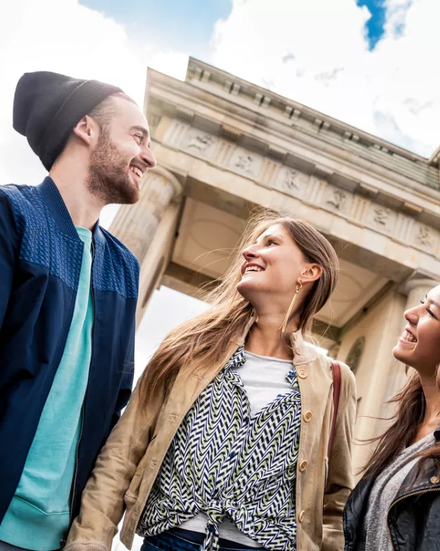 junge Erwachsene vor dem Brandenburger Tor