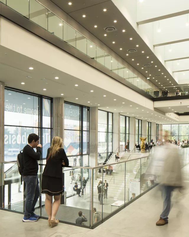 Kongress-Besucher im CityCube Berlin