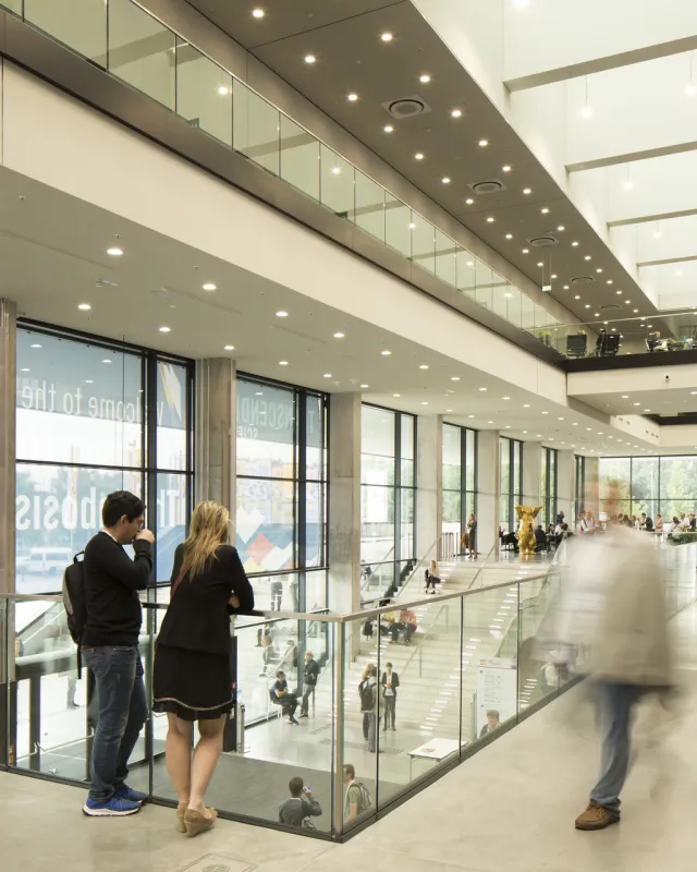 Kongress-Besucher im CityCube Berlin