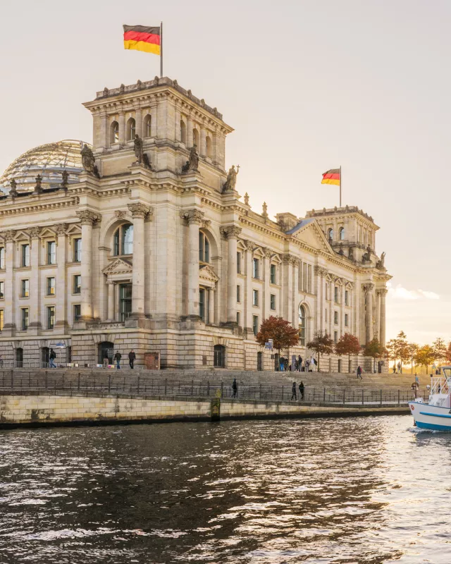 Ausflugsboot auf der Spree