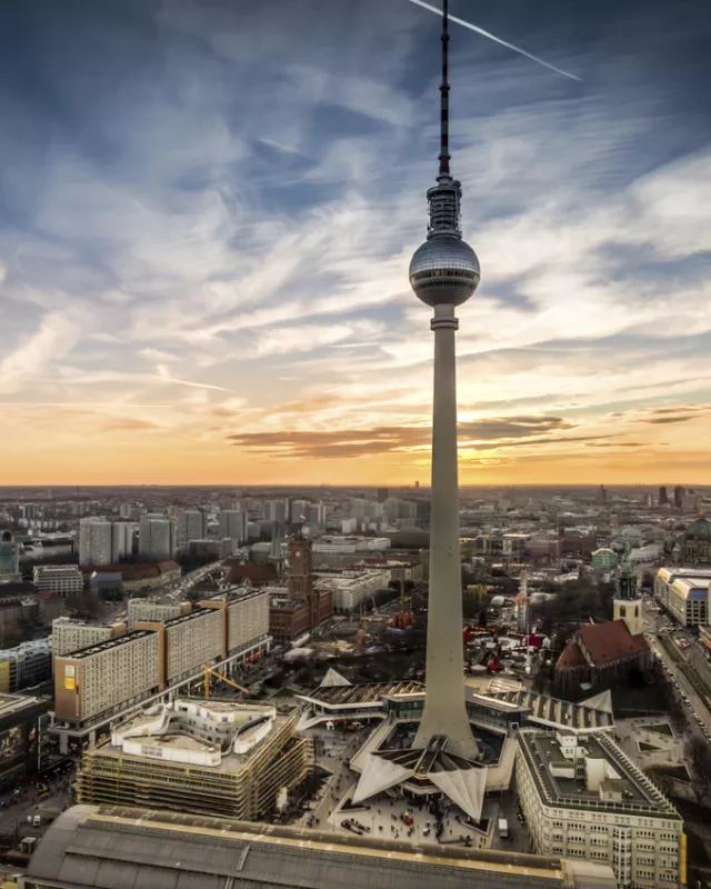 Foto: Berlin bei Sonnenuntergang mit Blick auf den Fernsehturm