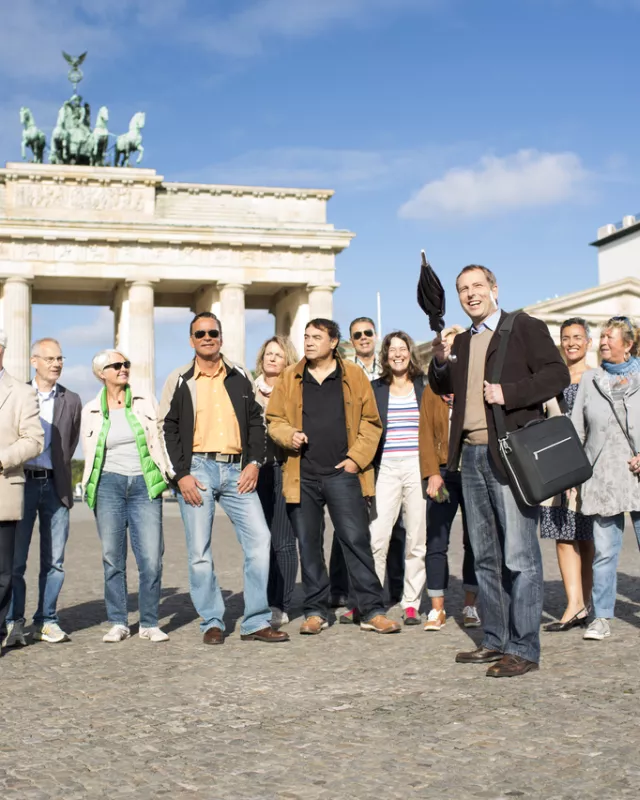Reisegruppe vor dem Brandenburger Tor