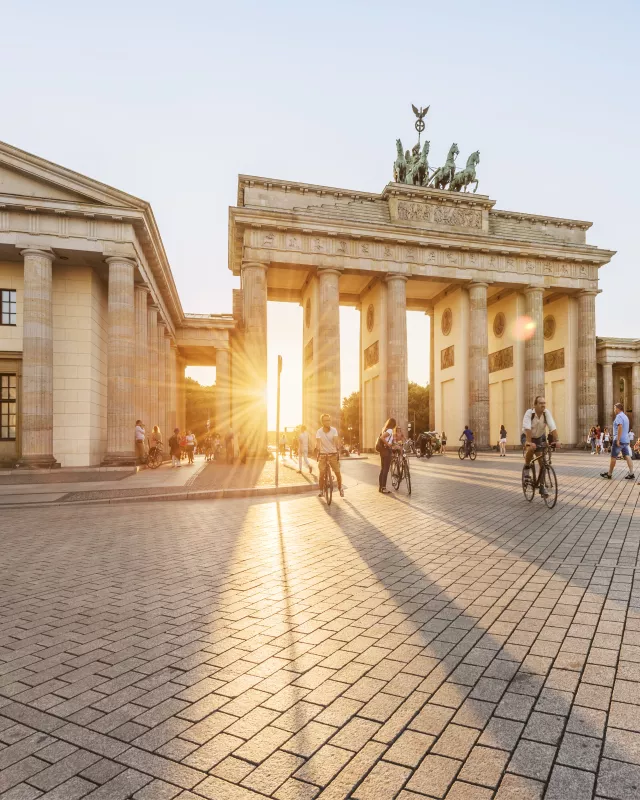 Blick auf das Brandenburger Tor im Sonnenuntergang