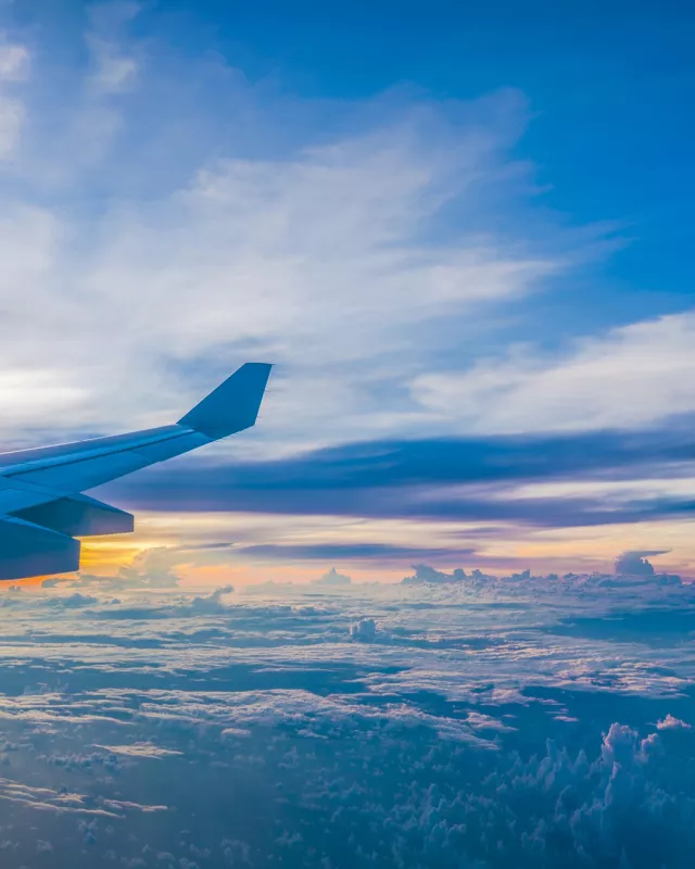 Flugzeug über den Wolken