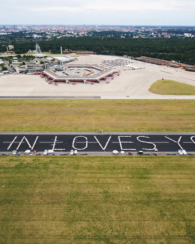 Schriftzug "Berlin loves you" beim Berlin Freedom Dinner am 7.8.21 auf dem Flugfeld in Berlin-Tegel