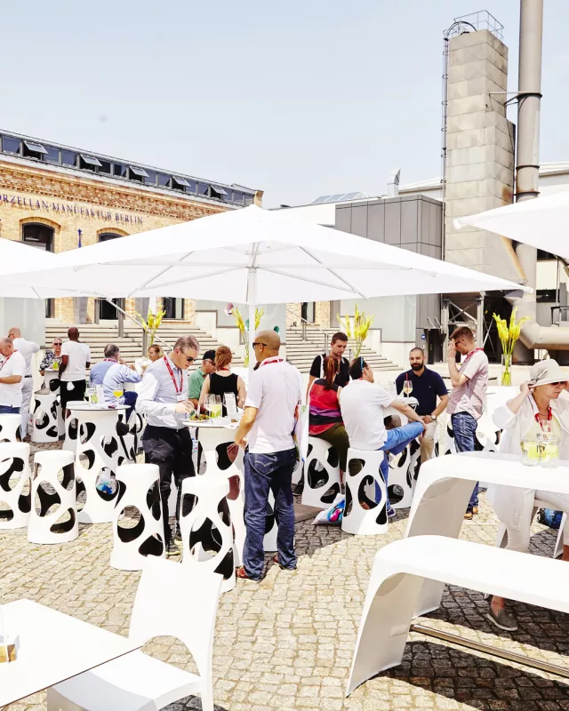 Menschen auf der Veranstaltung Meeting Place Berlin auf dem Gelände des KPM Quatiers