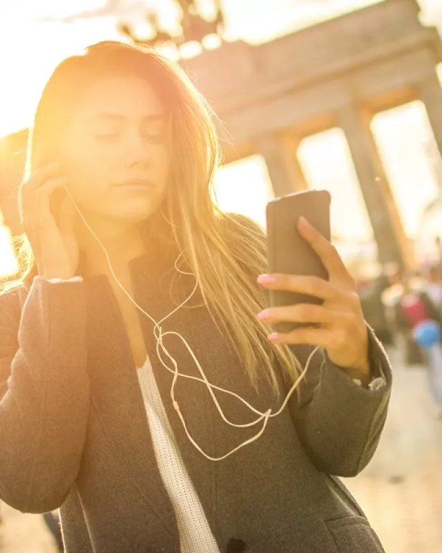 Junge Frau am Brandenburger Tor