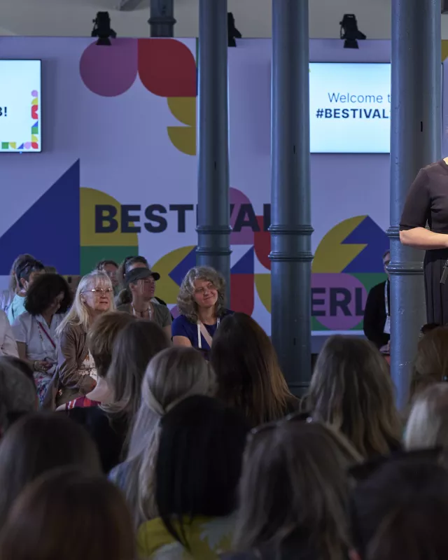 Wirtschaftssenatorin Franziska Giffey bei der Eröffnungsrede auf der Bühne beim BESTIVAL 2023 in der Heeresbäckerei