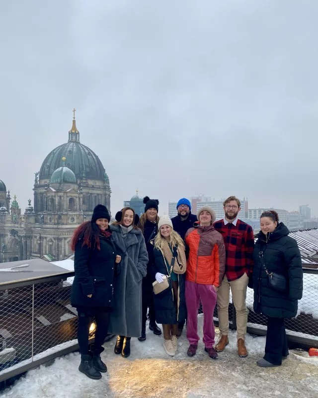Gruppe vor Berliner Dom aus der Terrasse im Humboltd-Forum