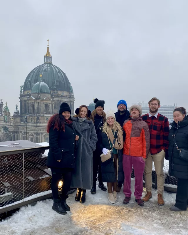 Gruppenfoto. Berliner Dom im Hintergrund
