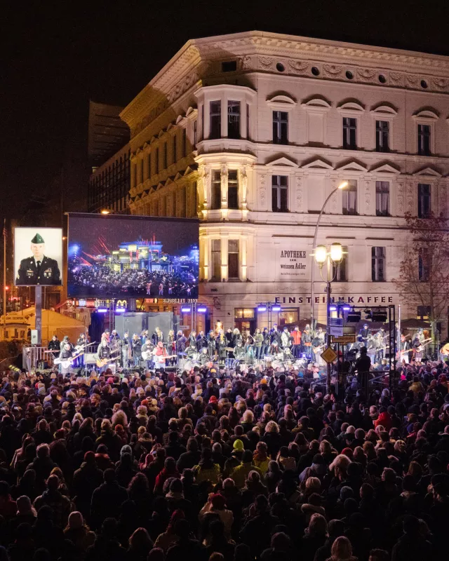 Berlin feierte 35 Jahre Mauerfall, Checkpoint Charlie Berlin feierte 35 Jahre Mauerfall, Checkpoint Charlie
