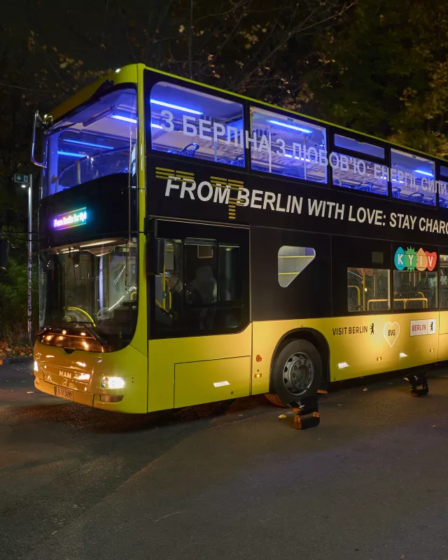 Berlin übergibt umgebauten BVG-Doppeldeckerbus an Kiew Berlin übergibt umgebauten BVG-Doppeldeckerbus an Kiew