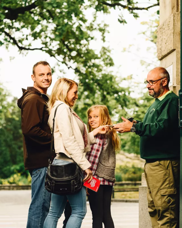 Junge Familie besucht den Zoo Berlin
