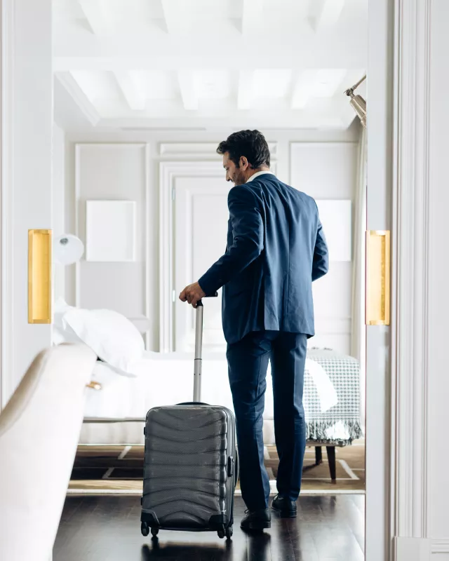 Geschäftsmann in Hotelzimmer