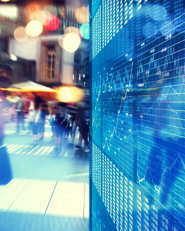 Meeting- & EventBarometer 2024/2025 Auf dem Foto ist eine Person und eine Statistik auf einem Bildschirm zu sehen