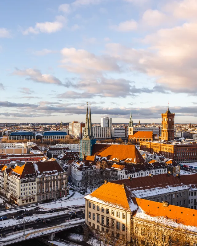 Panorama mit dem Fernsehturm, dem Rote Rathaus und dem Berliner Dom