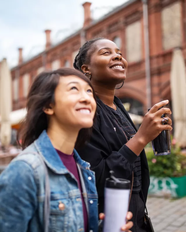 Zwei Freundinnen schlendern durch die Stadt