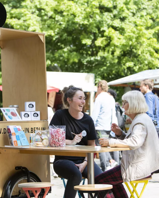 Das HIER-Mobil auf dem Wochenmarkt Arkonaplatz Das HIER-Mobil auf dem Wochenmarkt Arkonaplatz