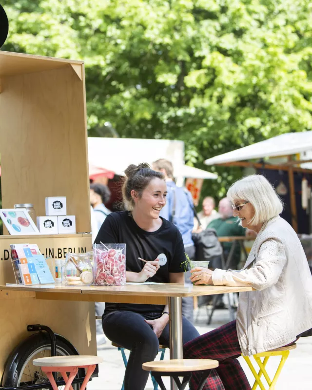 visitBerlin ist mit dem HIER-Mobil regelmäßig auf Kieztour HIER_Mobil_Kieztour_c_visitBerlin_Foto_Dirk_Mathesius, Arkona Platz Berlin Mitte, 20190524