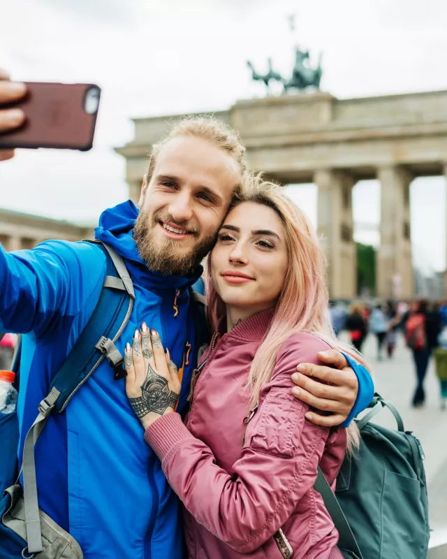 junge Leute vorm Brandenburger Tor