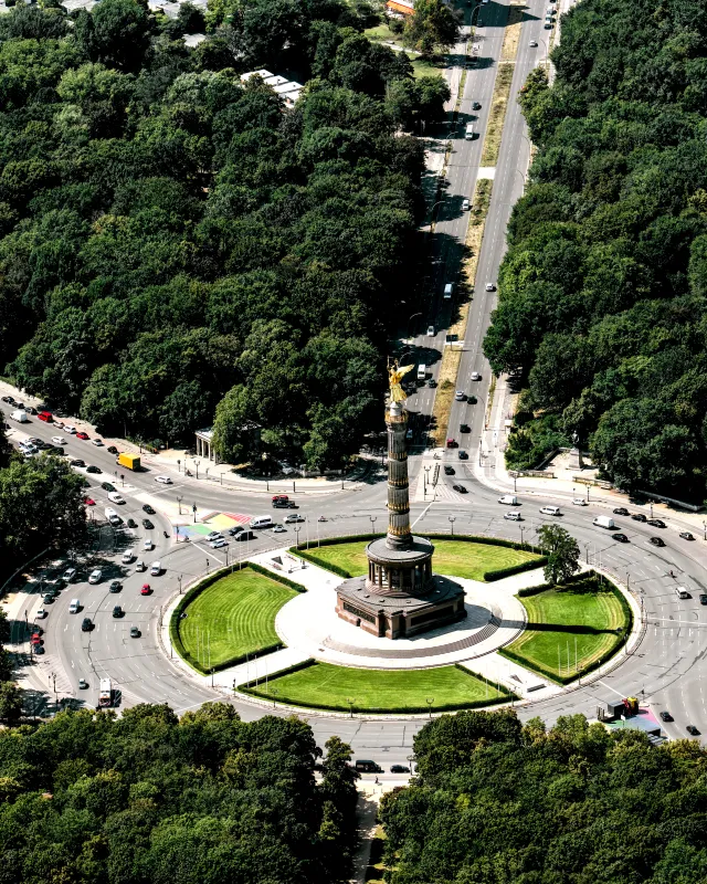 Luftaufnahme Siegessäule im Großen Stern und dem Tiergarten im Hintergrund