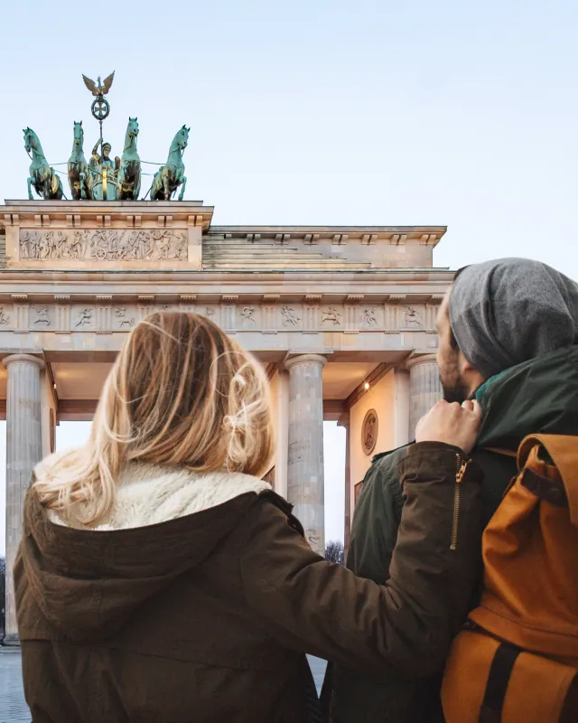 Paar vor dem Brandenburger Tor