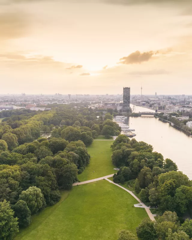 Skyline Berlin mit Treptower Park