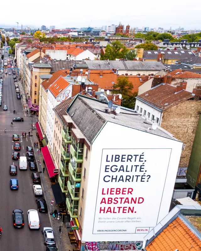 Mural in Berlin-Kreuzberg an der Hauswand in der Adalbertstraße 9 im Rahmen der Sensibilisierungsinitiative