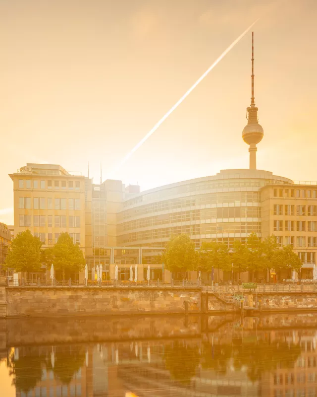 Sonniger Spreeblick mit Berliner Fernsehturm