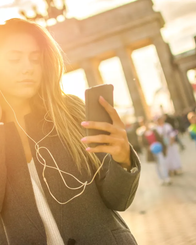 Junge Frau am Brandenburger Tor