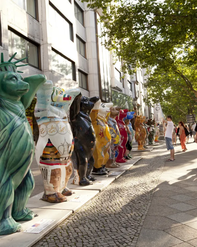Spalier der Buddy Bears am Kurfürstendamm