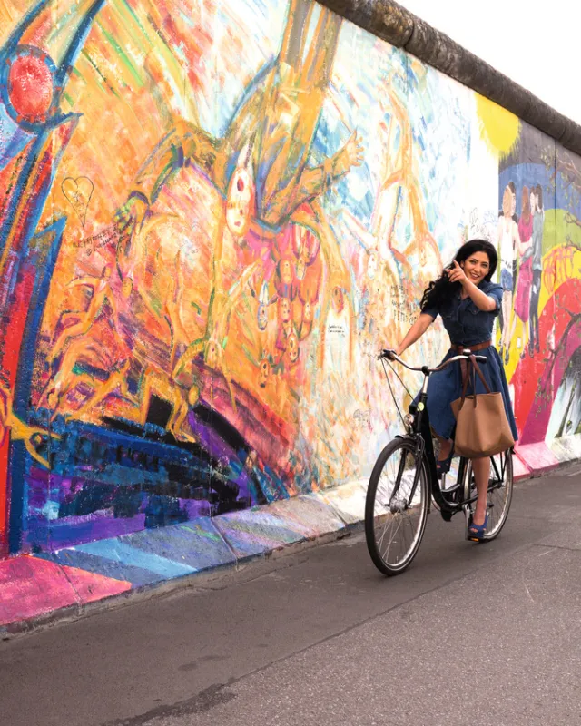 spanische touristen in berlin. modelle: (weeiblich) tina Tabiei Razligh, (männlich) Ricardo Grijalva Russelmann