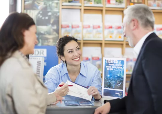 Ticketverkauf in einer Berlin Tourist Info Foto: Ticketverkauf in einer Berlin Tourist Info