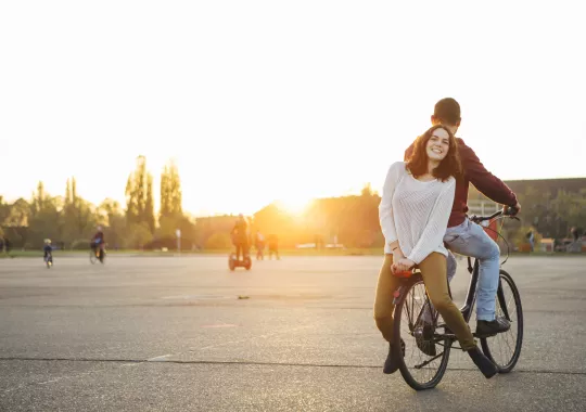 Junge Leute auf einem Rad auf dem Tempelhofer Feld