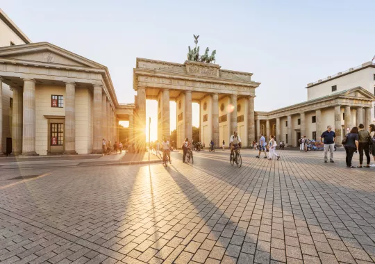 Berlin-Gäste vor dem Brandenburger Tor