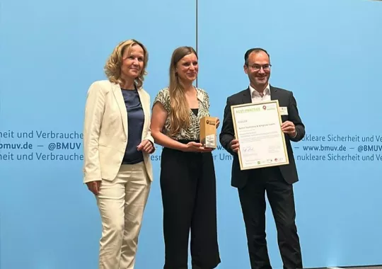Bundesumweltministerin Steffi Lemke und der DTV-Geschäftsführer Norbert Kunz ehren visitBerlins Nachhaltigkeitsinitiative Bundeswettbewerb „Nachhaltige Tourismusdestinationen“