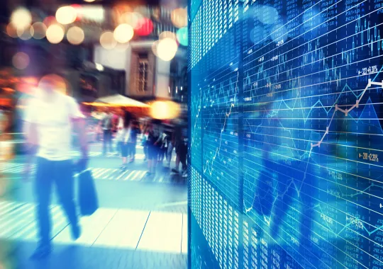 Auf dem Foto ist eine Person und eine Statistik auf einem Bildschirm zu sehen