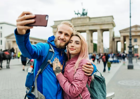 junge Leute vorm Brandenburger Tor