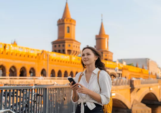 Frau mit Smartphone vor Oberbaumbrücke Frau mit Smartphone vor Oberbaumbrücke