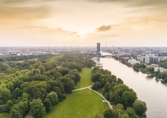 Skyline Berlin mit Treptower Park