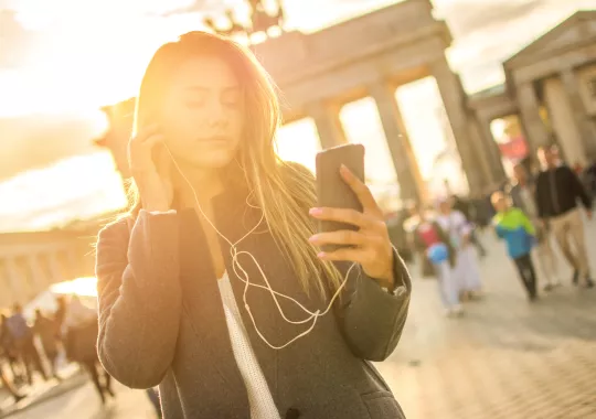 Junge Frau am Brandenburger Tor