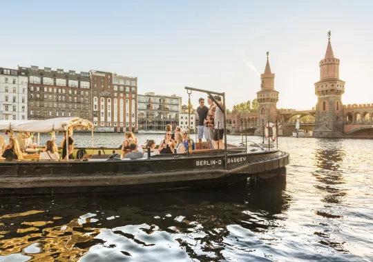 Bootsfahrt an der Oberbaumbrücke