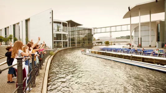 Bootsfahrt auf der Spree am Band des Bundes