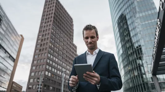Mann mit Tablet auf dem Potsdamer Platz