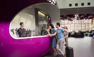 Rezeption, nhow-Hotel, junges Paar